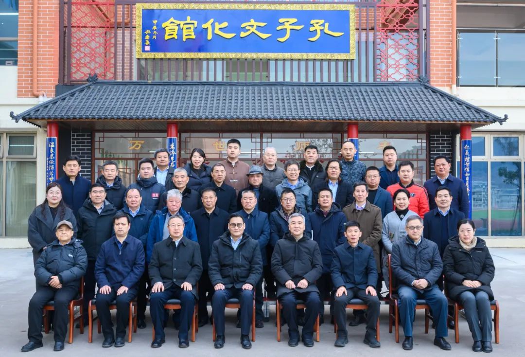 至圣孔子基金会会长孔垂长到枣庄市参访（文化资料）.jpg