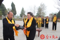 圣土圣水浇灌根脉：孔孟后裔商丘燧皇陵共浇孔姓树与孟姓树（文化资料）.jpg