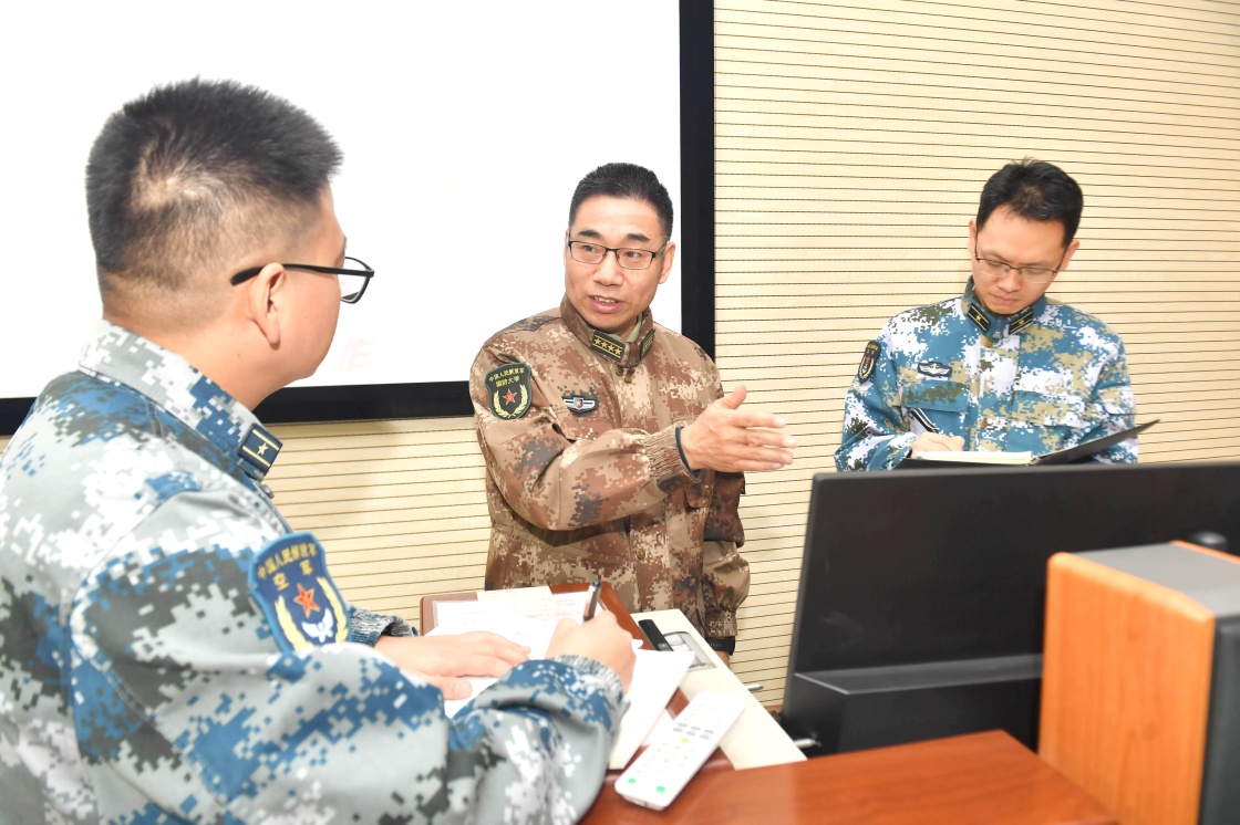 锻造胜战英才的师者 ——记国防大学联合作战学院教授平志伟（文献整理）.jpg