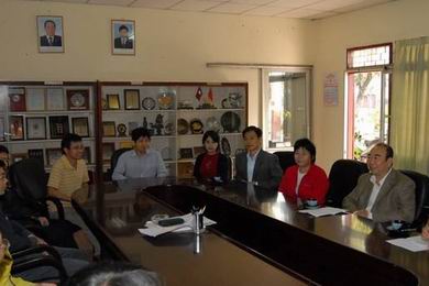 驻老挝大使潘广学走访慰问中国在老教师和留学生（文化资料整理）.jpg