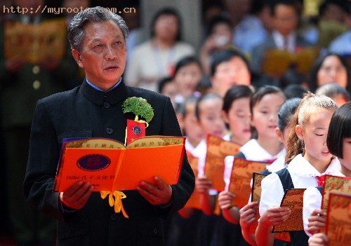 9月28日，孔子后人孔祥楷在祭孔典礼上朗诵《论语》。&nbsp;
