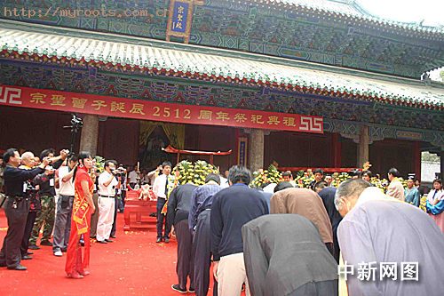 图为曾子第74代孙、全国人大常委会委员、香港金利来集团董事局主席曾宪梓带领着海内外曾氏宗亲进入曾庙祭祀.jpg