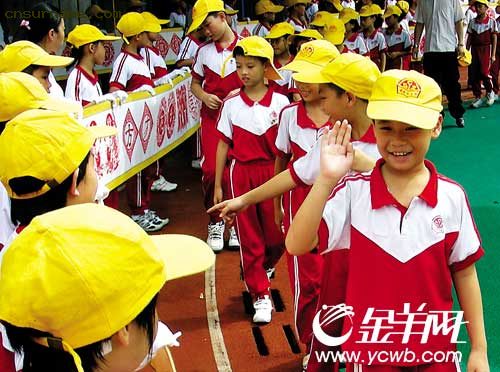 最长剪纸惊艳广州　“妙剪百家姓”举世第一