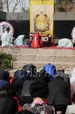 明氏后裔重庆拜祭先祖
