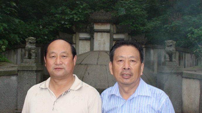 左起：曾氏宗亲联合总会湖北分会会长曾庆观，曾子研究会筹备委员会副会长兼秘书长曾仲勋。