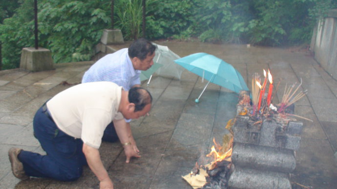 前：曾庆观，后：曾仲勋。雨水浇不灭后辈的崇敬之情。