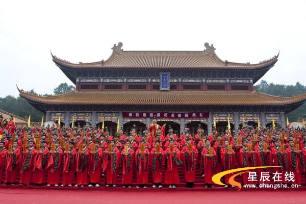 炎帝神农氏诞辰日　炎帝陵五千民众祭祖.jpg