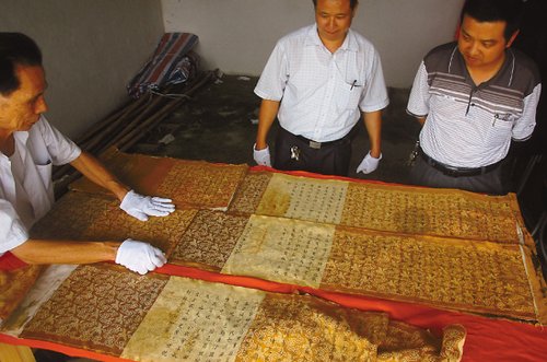 庄氏族人向羊城晚报记者展示三道清康熙圣旨
