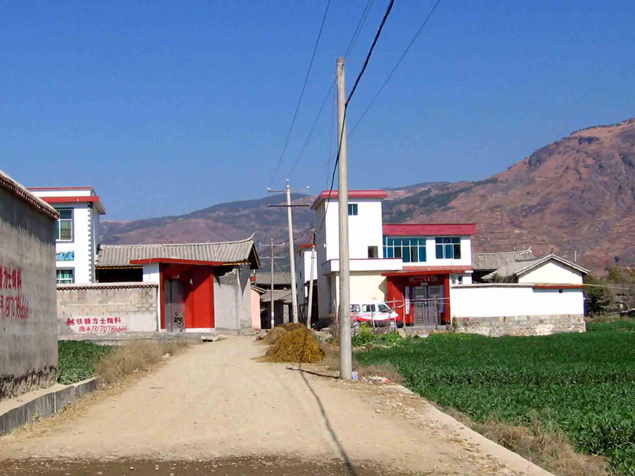 图2.彪家村远望