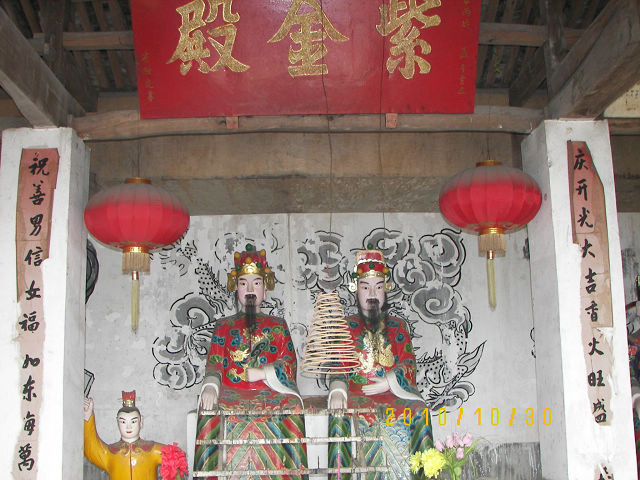 紫金殿内有1100年前的潜进潜颖两兄弟塑像