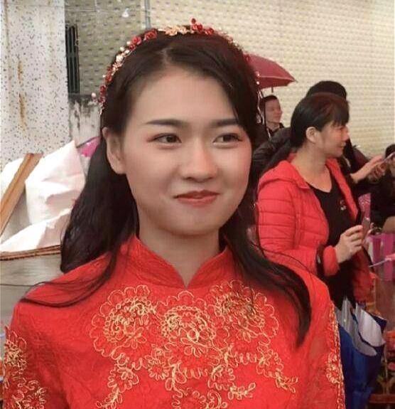 潮汕翁氏妹纸”翁佳娜走红，一颦一笑引人注目，反映当今互联网审美（文化资料）.jpg