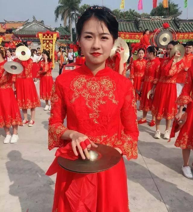 潮汕翁氏妹纸”翁佳娜走红，一颦一笑引人注目，反映当今互联网审美（文化资料）.jpg