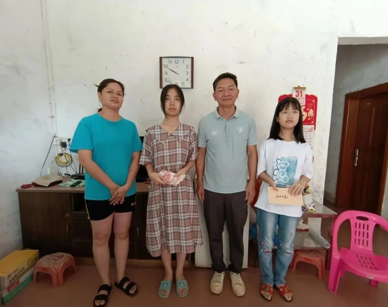 广东省博罗东海扶贫助学互助会慰问特困学生.png