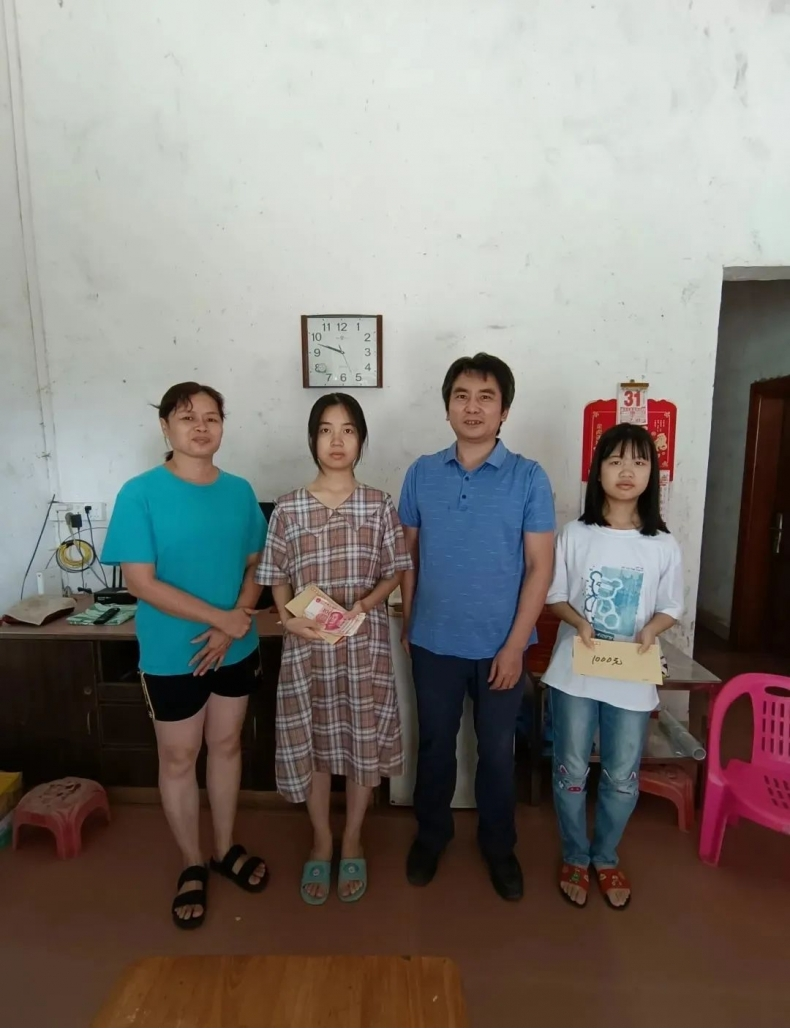 广东省博罗东海扶贫助学互助会慰问特困学生.png