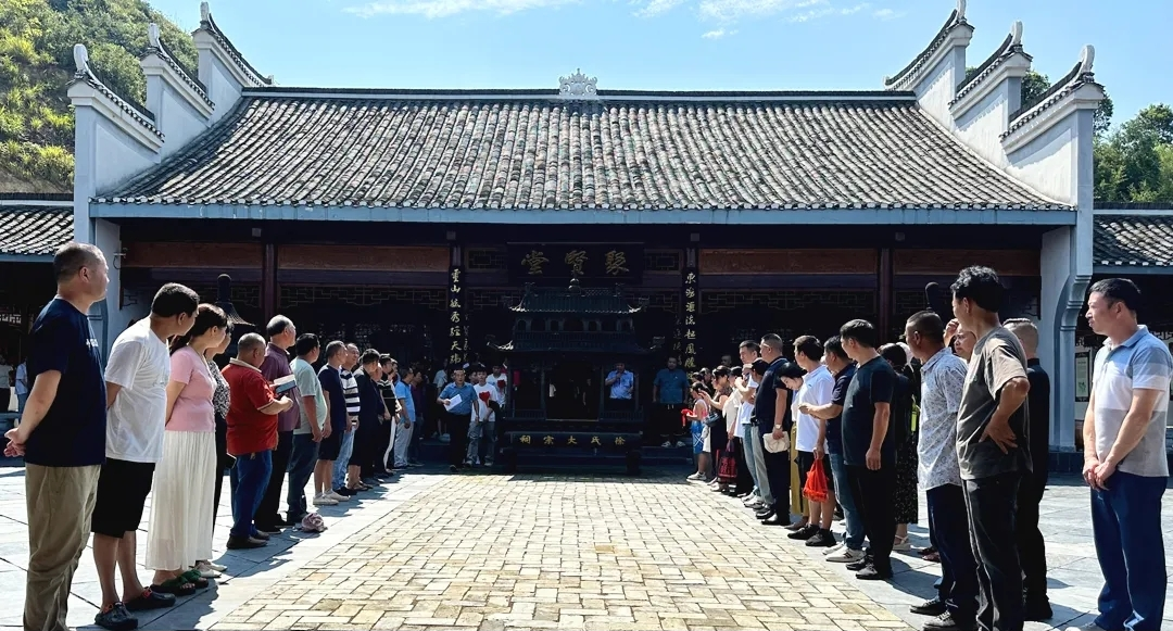 湖南省徐氏文化发展中心平江县工作站、仁爱公益基金会东海堂服务站对获得第六届“金榜题名奖”的70名优秀学子进行表彰.png