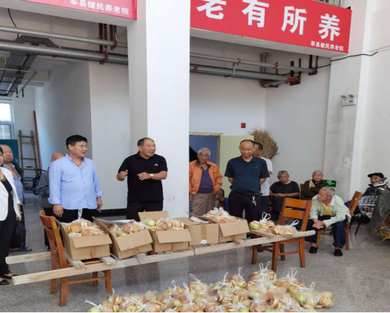 中秋佳节送温暖，敬老院里共团圆.png