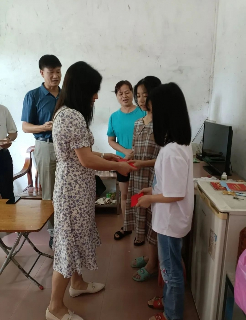 广东省博罗东海扶贫助学互助会慰问特困学生.png