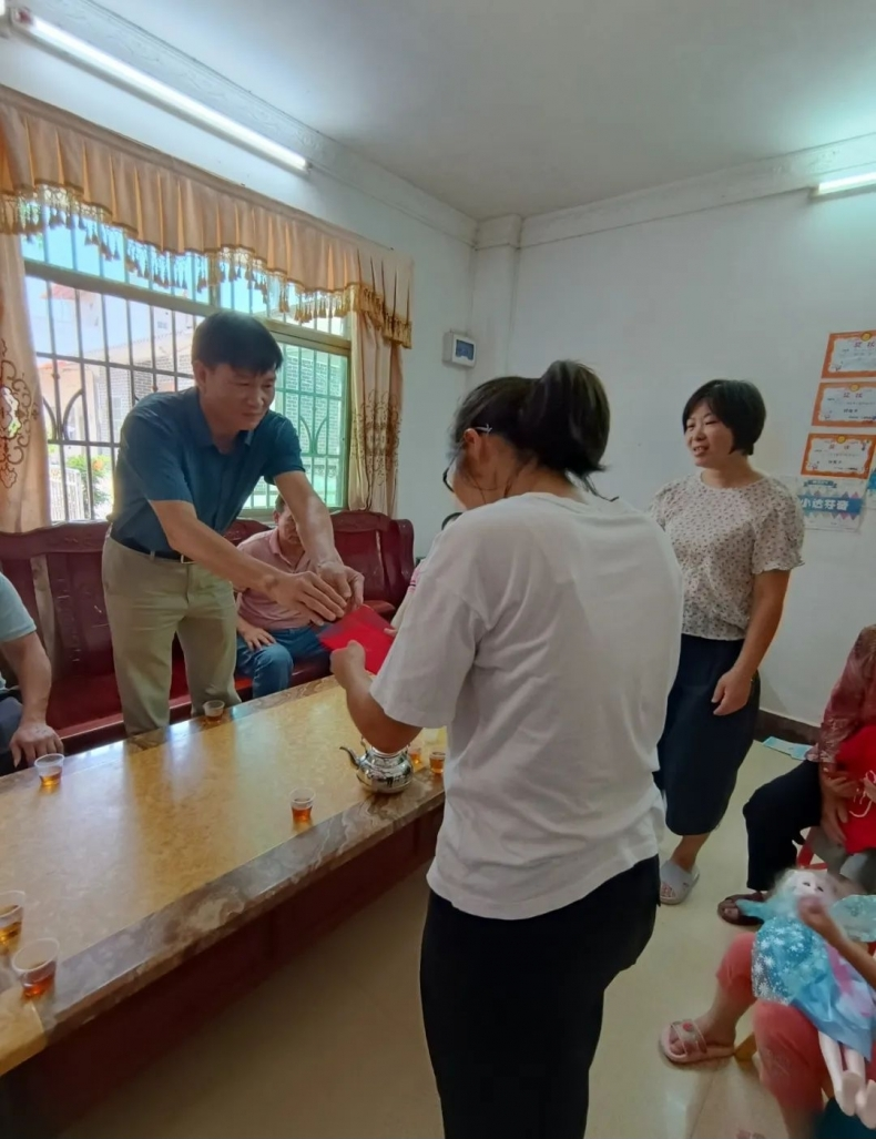 广东省博罗东海扶贫助学互助会慰问特困学生.png