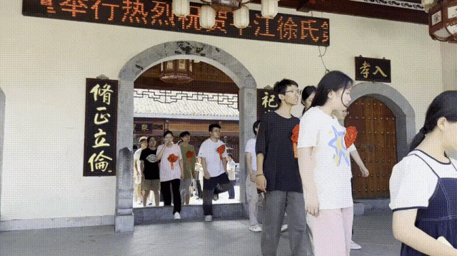 湖南省徐氏文化发展中心平江县工作站、仁爱公益基金会东海堂服务站对获得第六届“金榜题名奖”的70名优秀学子进行表彰.gif