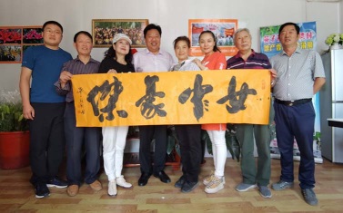 新疆张姓文化研究会走访自治区 优秀共产党员、脱贫攻坚先进个人张希英 及其创办的英子花卉果木种植基地（文化资料）.jpg