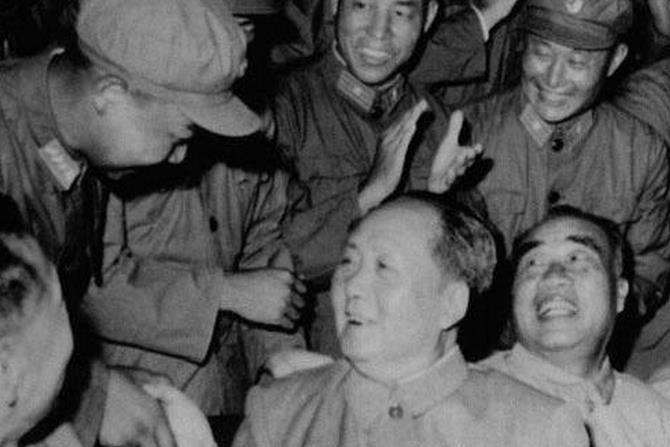 可敬张氏老英雄：毛主席请他吃饭，隐藏身份40年，全身挂满勋章却没钱住院（人物资料）.jpg