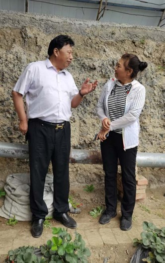 新疆张姓文化研究会走访自治区 优秀共产党员、脱贫攻坚先进个人张希英 及其创办的英子花卉果木种植基地（文化资料）.jpg