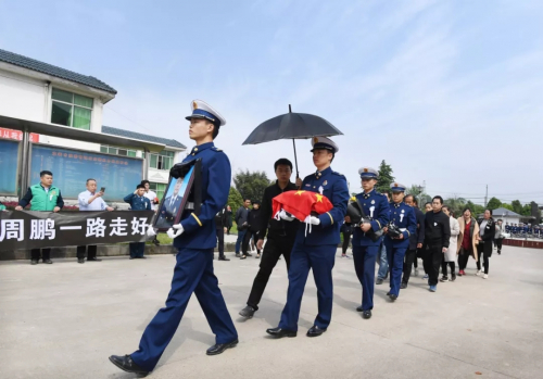 致敬凉山扑火英雄——周鹏烈士（人物史料）.jpg
