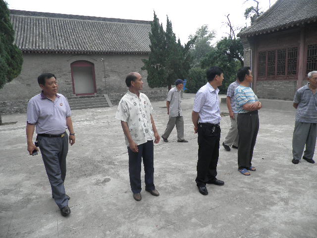 周时选总会长在洛阳周公庙（宗亲交流）.jpg