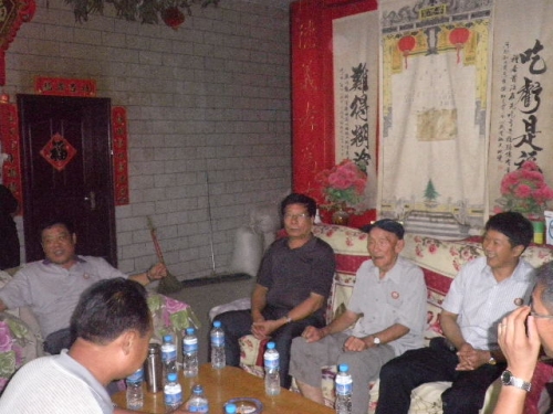 周时选总会长在洛阳周公庙（宗亲交流）.jpg