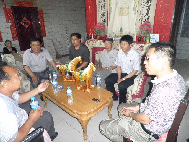 周时选总会长在洛阳周公庙（宗亲交流）.jpg