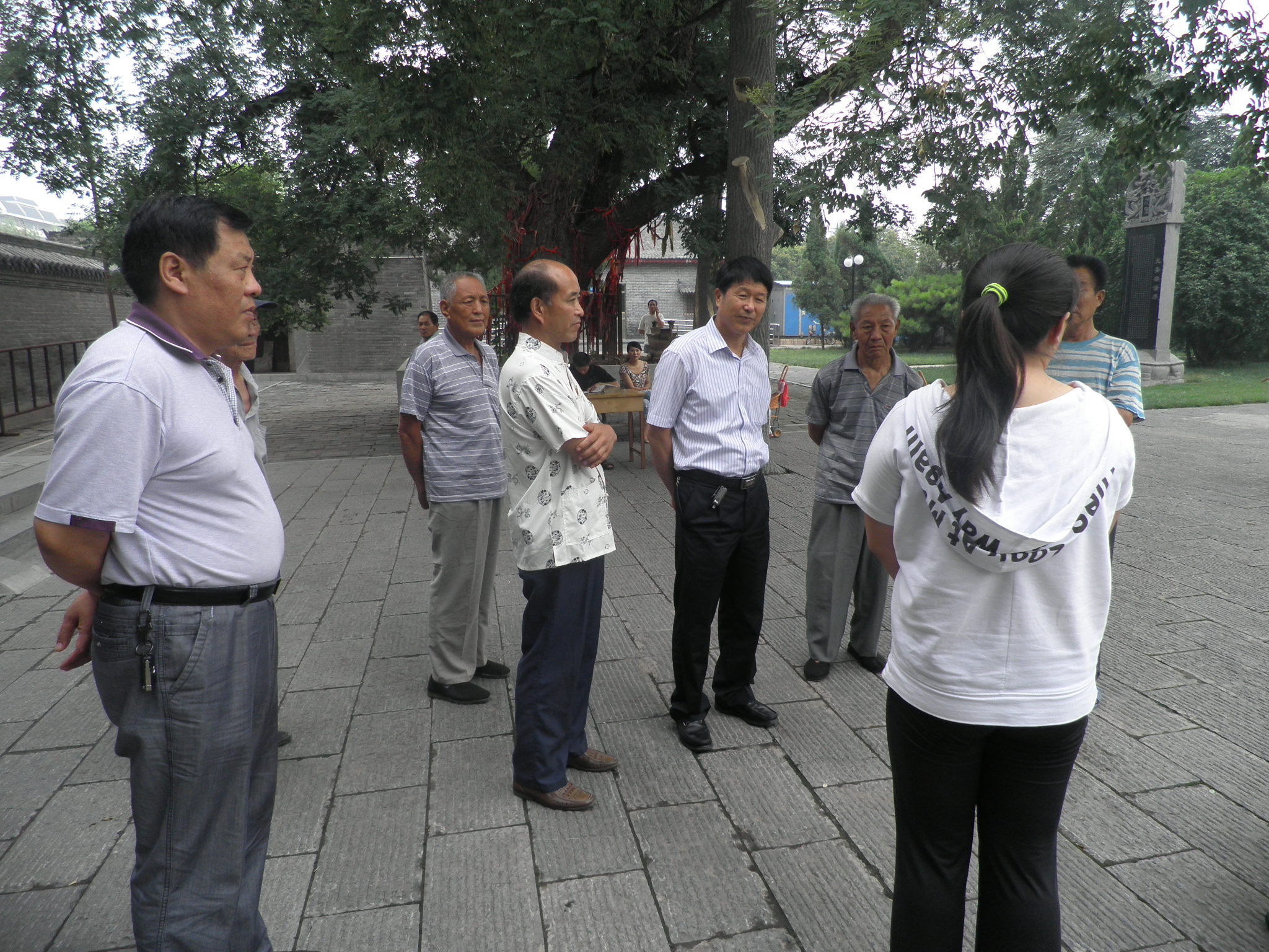 周时选总会长在洛阳周公庙（宗亲交流）.jpg