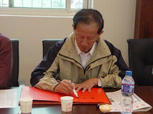 香港周氏宗亲会参观慰问四川“绵阳班”（宗亲交流）.jpg