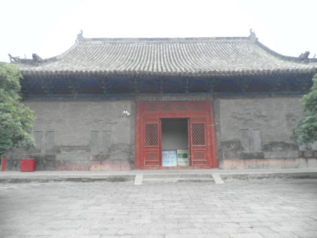 周时选总会长在洛阳周公庙（宗亲交流）.jpg
