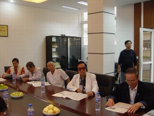 香港周氏宗亲会参观慰问四川“绵阳班”（宗亲交流）.jpg