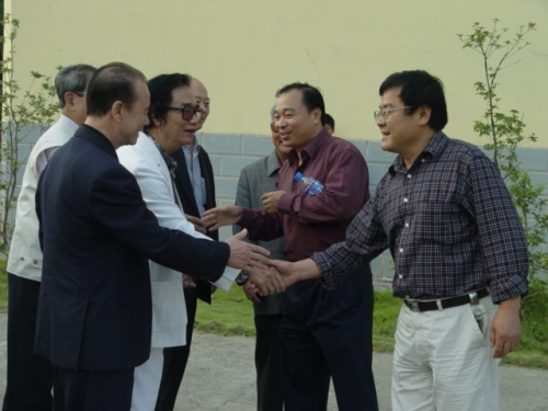 香港周氏宗亲会参观慰问四川“绵阳班”（宗亲交流）.jpg