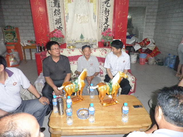 周时选总会长在洛阳周公庙（宗亲交流）.jpg