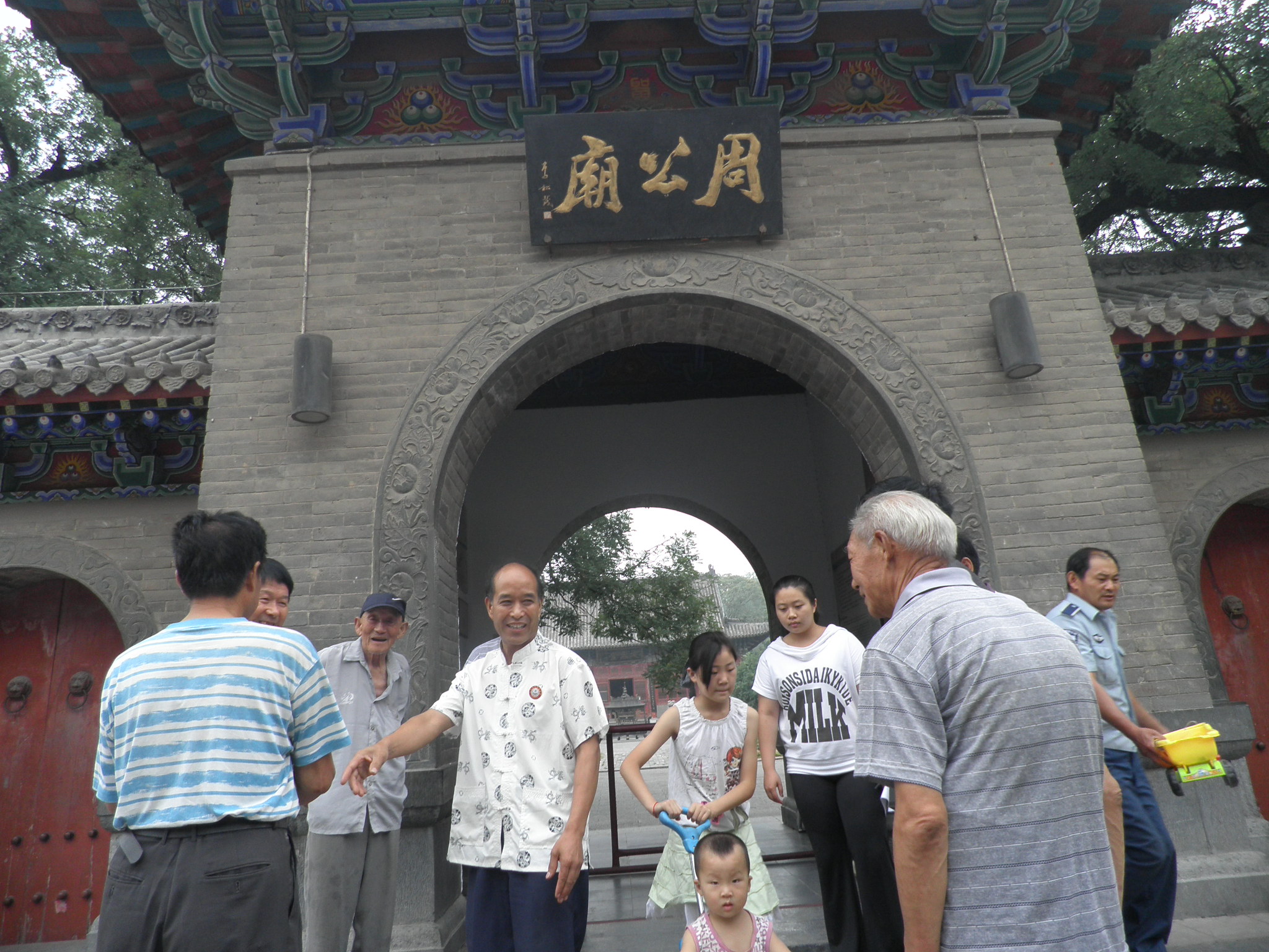 周时选总会长在洛阳周公庙（宗亲交流）.jpg