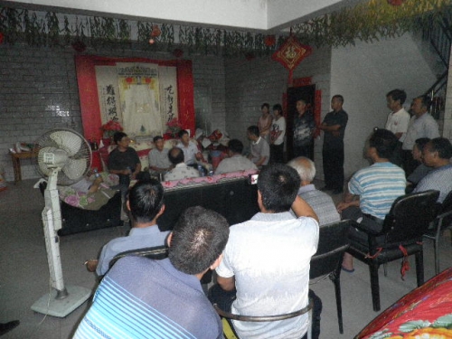 周时选总会长在洛阳周公庙（宗亲交流）.jpg