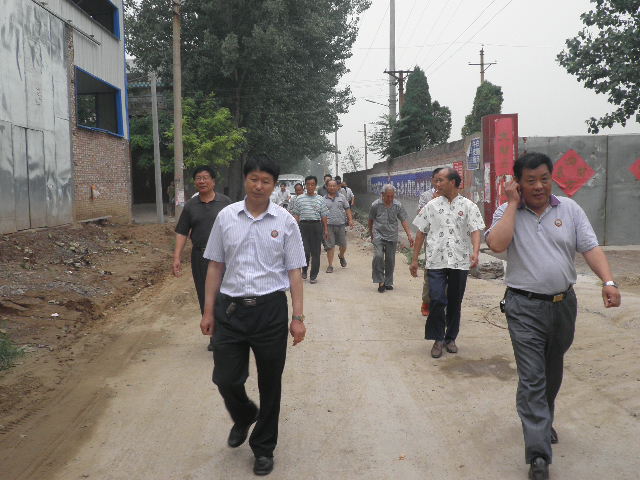周时选总会长在洛阳周公庙（宗亲交流）.jpg