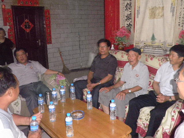 周时选总会长在洛阳周公庙（宗亲交流）.jpg