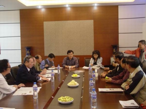 香港周氏宗亲会参观慰问四川“绵阳班”（宗亲交流）.jpg
