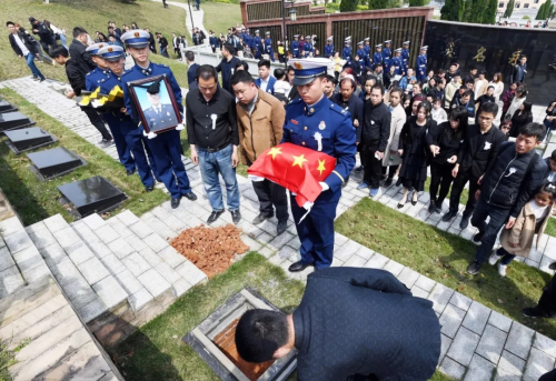致敬凉山扑火英雄——周鹏烈士（人物史料）.jpg