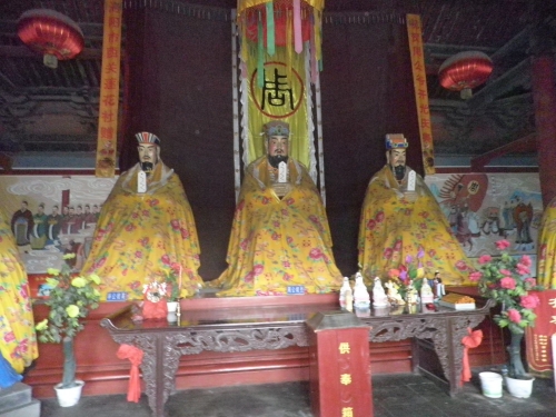 周时选总会长在洛阳周公庙（宗亲交流）.jpg