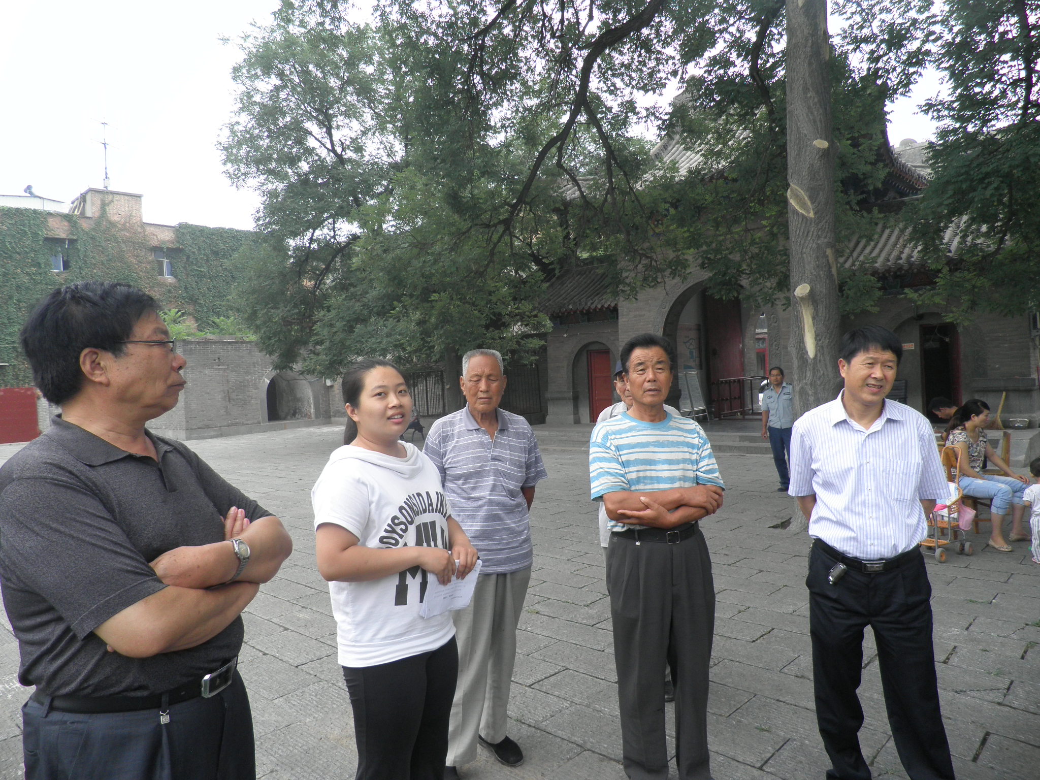 周时选总会长在洛阳周公庙（宗亲交流）.jpg