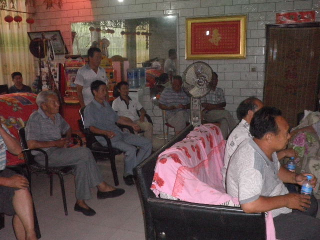 周时选总会长在洛阳周公庙（宗亲交流）.jpg