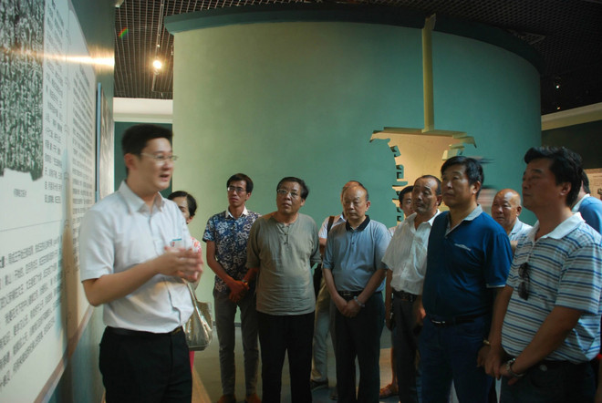 河南省周文化研究会洛阳分会企业家俱乐部第三次理事（扩大）会议在花都集团召开（周氏企业）.jpg