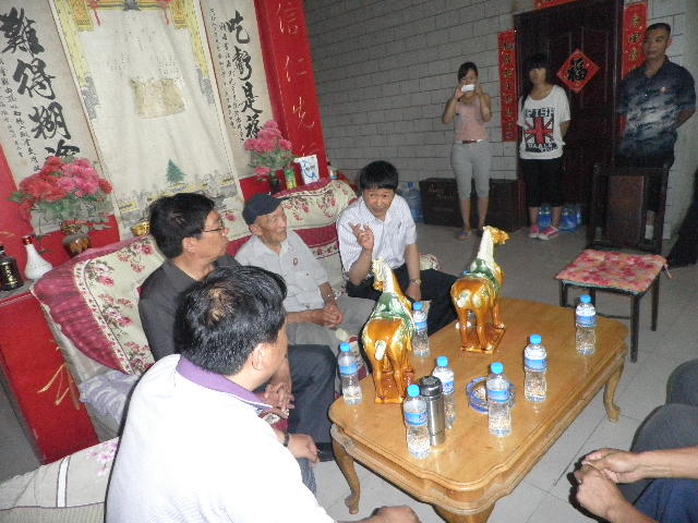 周时选总会长在洛阳周公庙（宗亲交流）.jpg