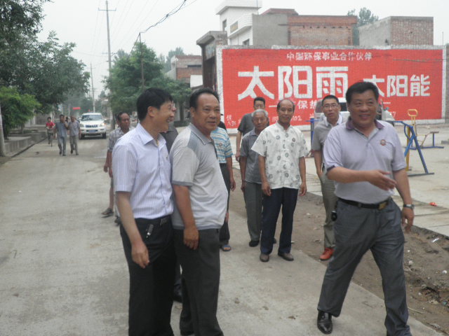 周时选总会长在洛阳周公庙（宗亲交流）.jpg