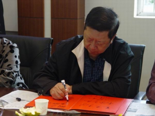 香港周氏宗亲会参观慰问四川“绵阳班”（宗亲交流）.jpg