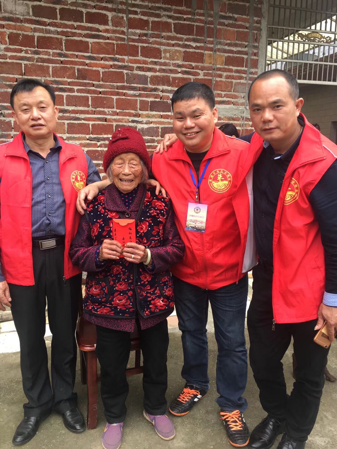 广东英德朱氏宗亲联谊会敬老活动（宗亲纪事）.jpg